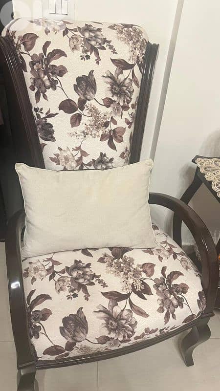 غرفة جلوس مع طاولة 3