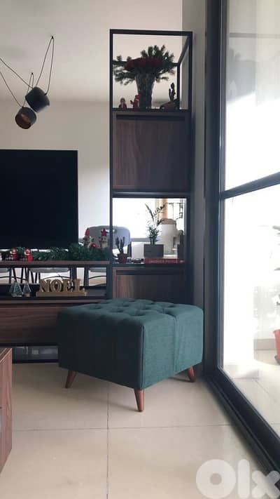 tiffed ottomans. مقعدان