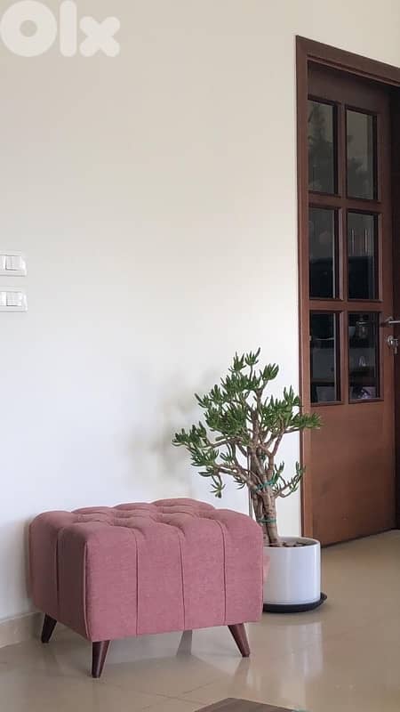 tiffed ottomans. مقعدان 1