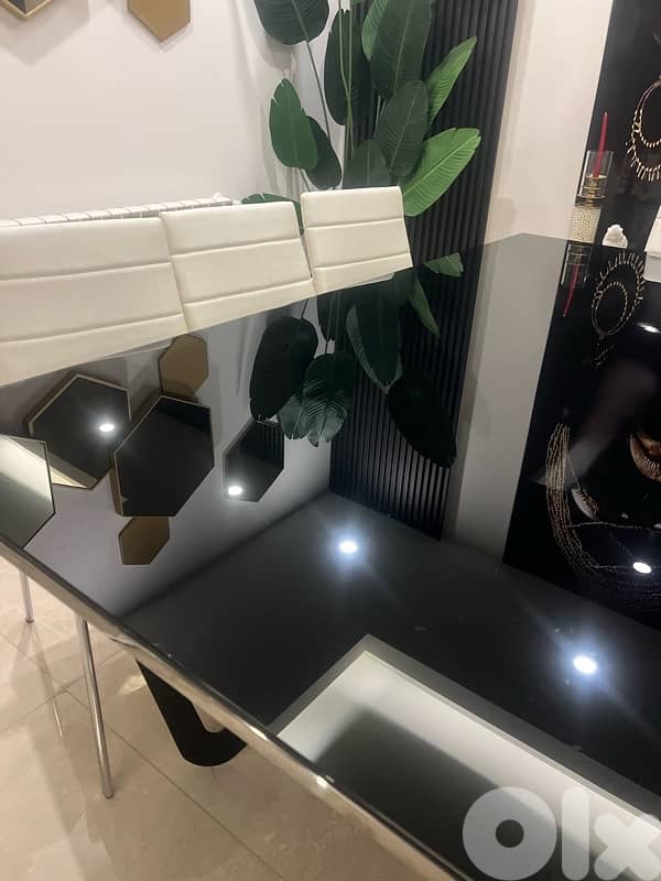 Dining table with 8 chairs for sale - Very Good Condition 2