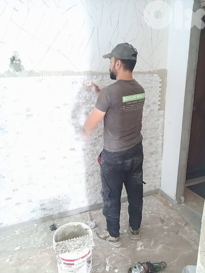 معلم بلاط وحجر ومجالي