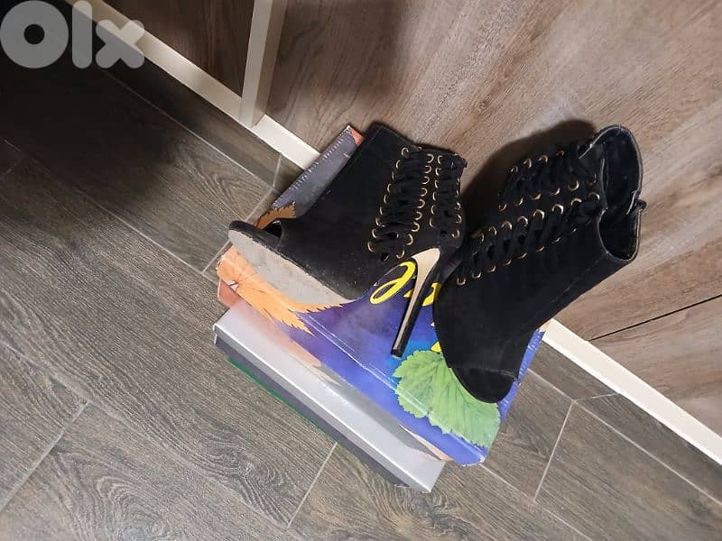 selling shoes in very good condition and affordable price 0