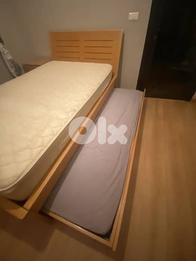 Bed, mattresses and chest of drawers