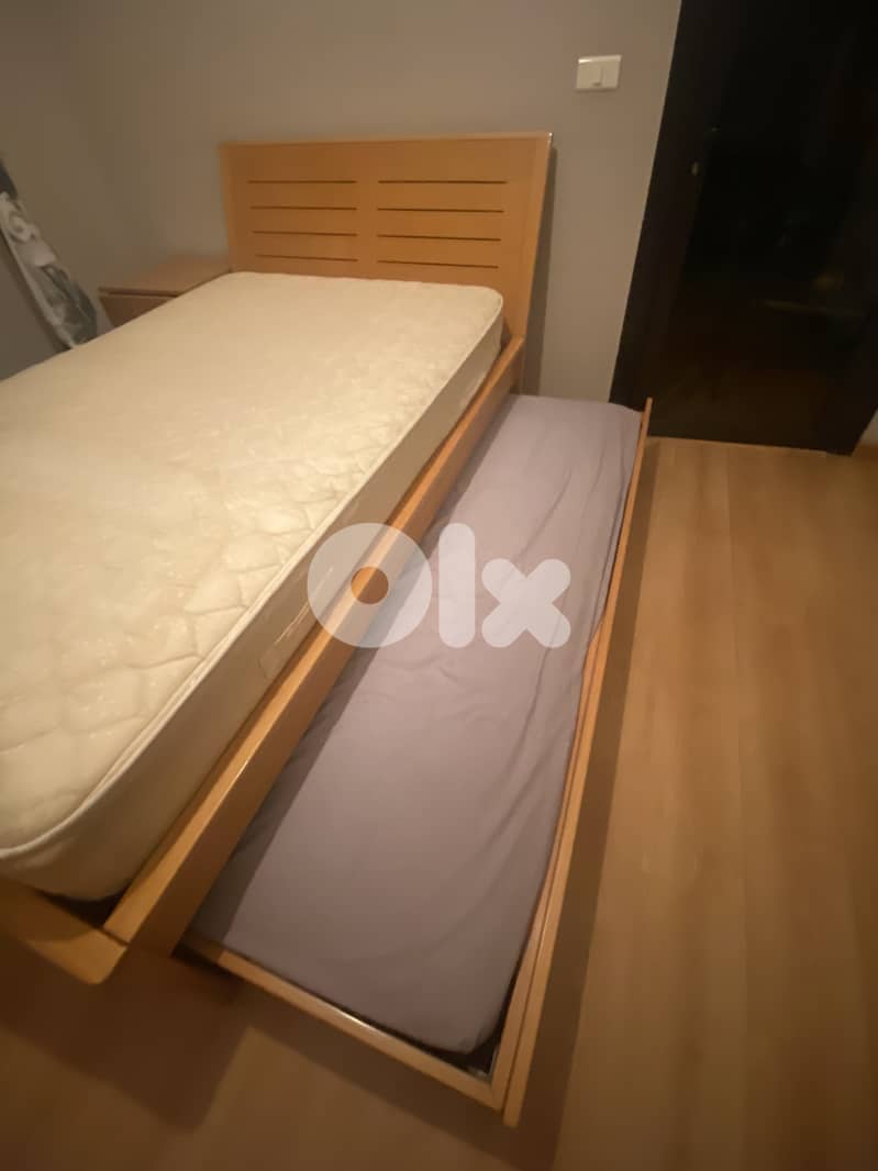 Bed, mattresses and chest of drawers 0