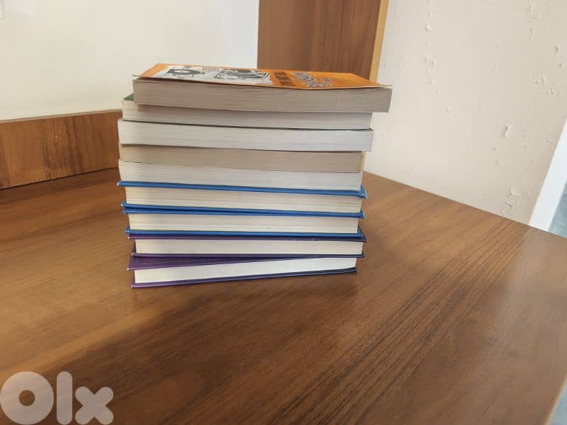 9 WIMPY KID BOOKS 0