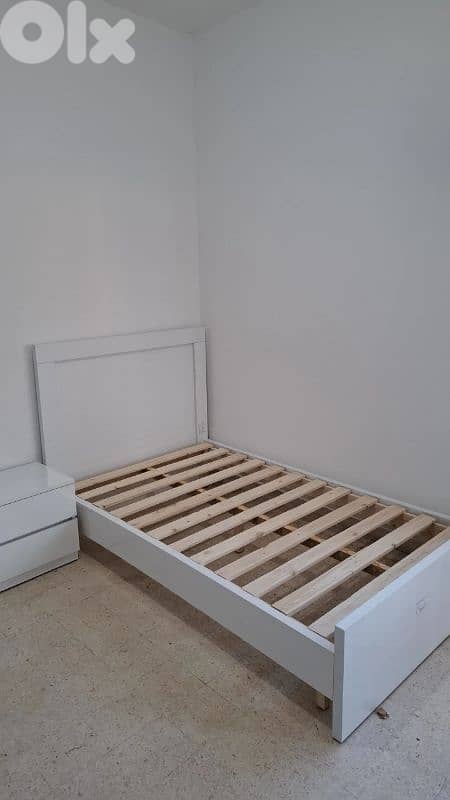 تخت مفرد و نص مع مفرش خشب شوح و كومود وحدة جديد (high quality) 0