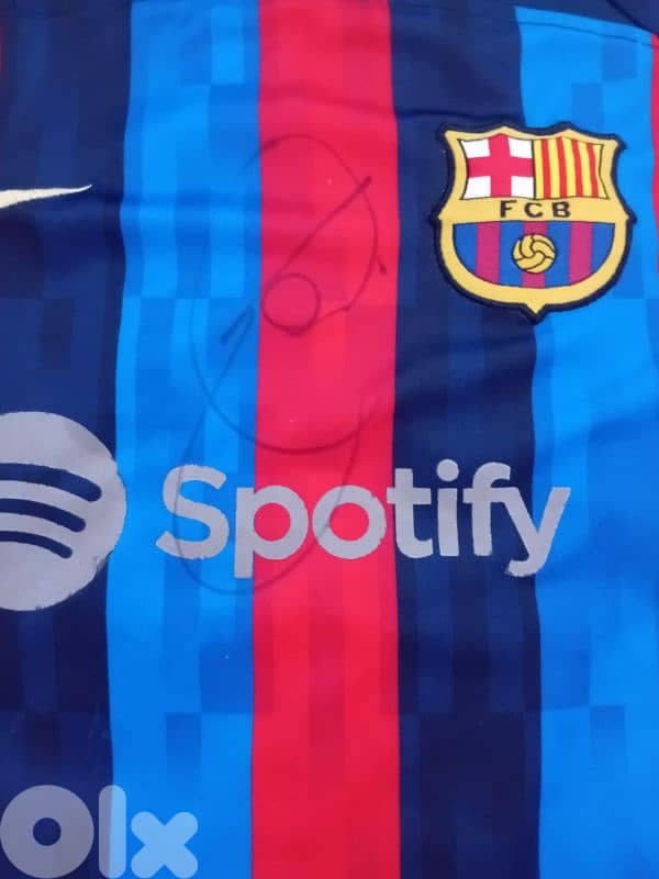 xavi hernandez signed shirt and Roberto Carlos signature 0