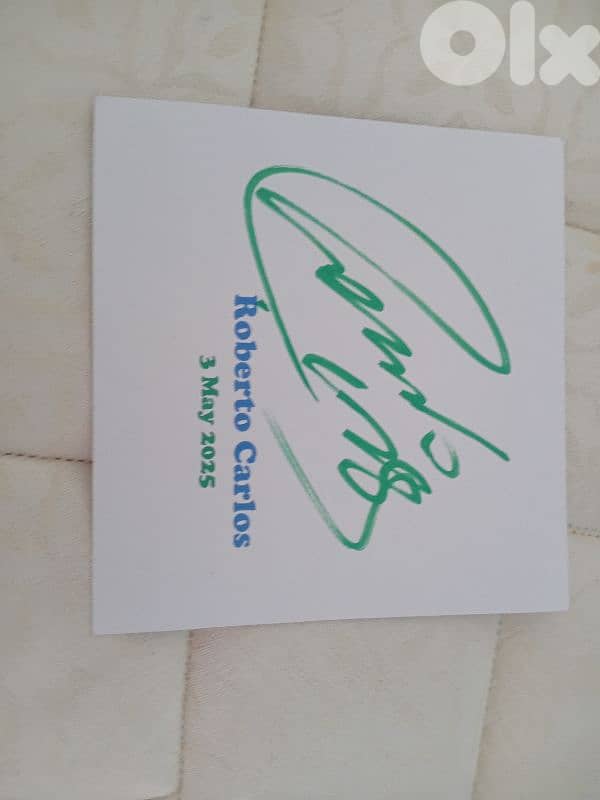 xavi hernandez signed shirt and Roberto Carlos signature 1