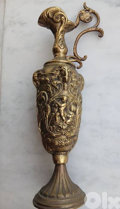 مزهرية قديمة ثقيلة