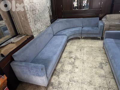 اوضة قعدة زاوية كتير مرتبة بتفتح صندوق وتخت