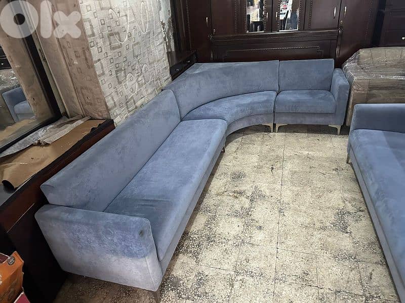 اوضة قعدة زاوية كتير مرتبة بتفتح صندوق وتخت 0