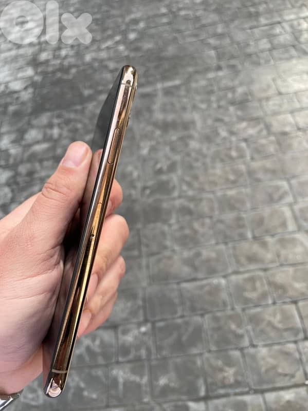 iPhone 11 Pro Max never repaired 4