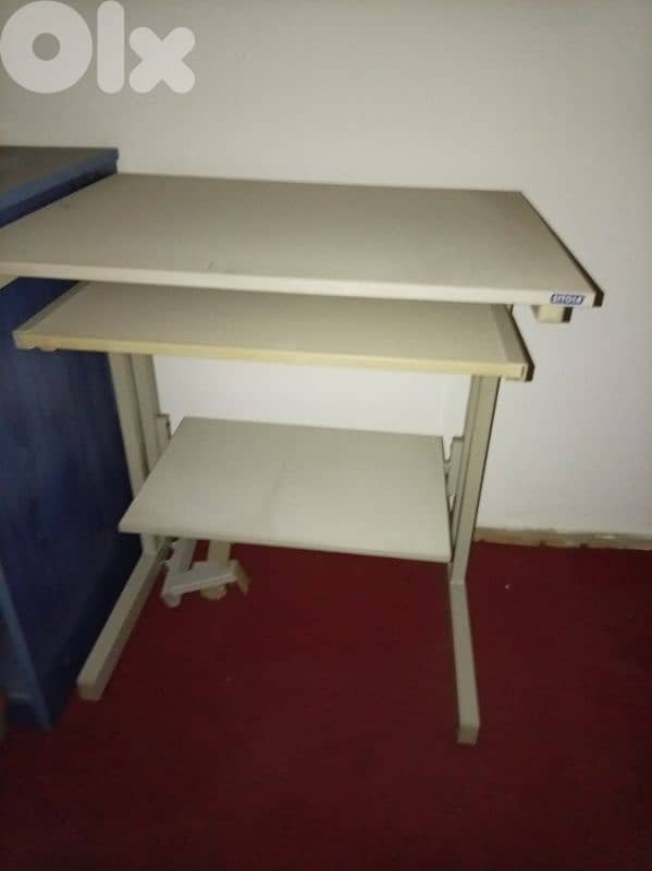 طاولة كومبيوتر عدد 3 خزانة مفصلة تفصيل كتير نضيفة 1