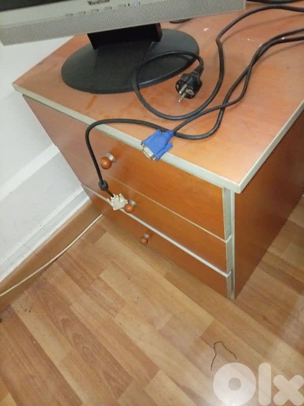 طاولة كومبيوتر عدد 3 خزانة مفصلة تفصيل كتير نضيفة 2