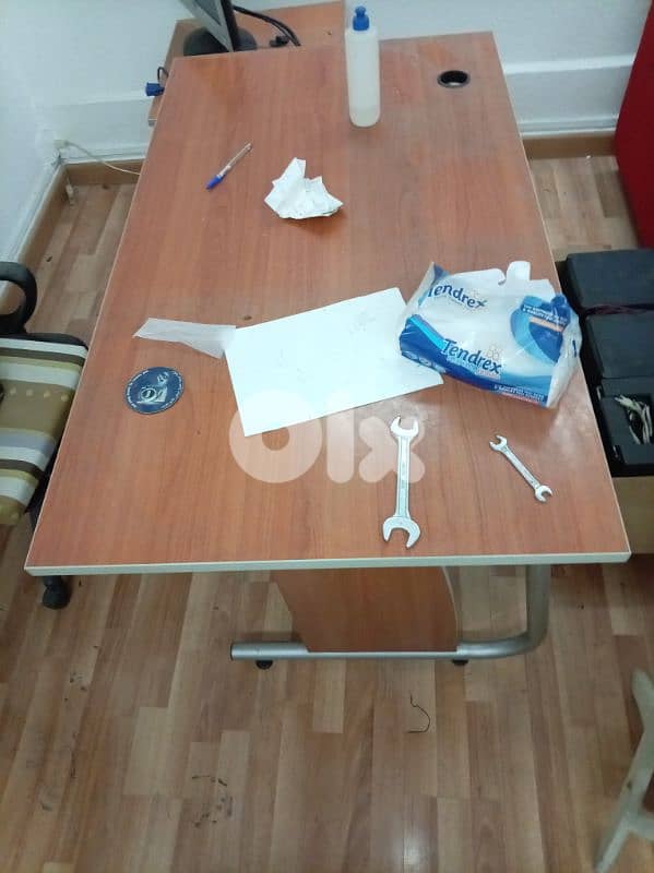 طاولة كومبيوتر عدد 3 خزانة مفصلة تفصيل كتير نضيفة 3