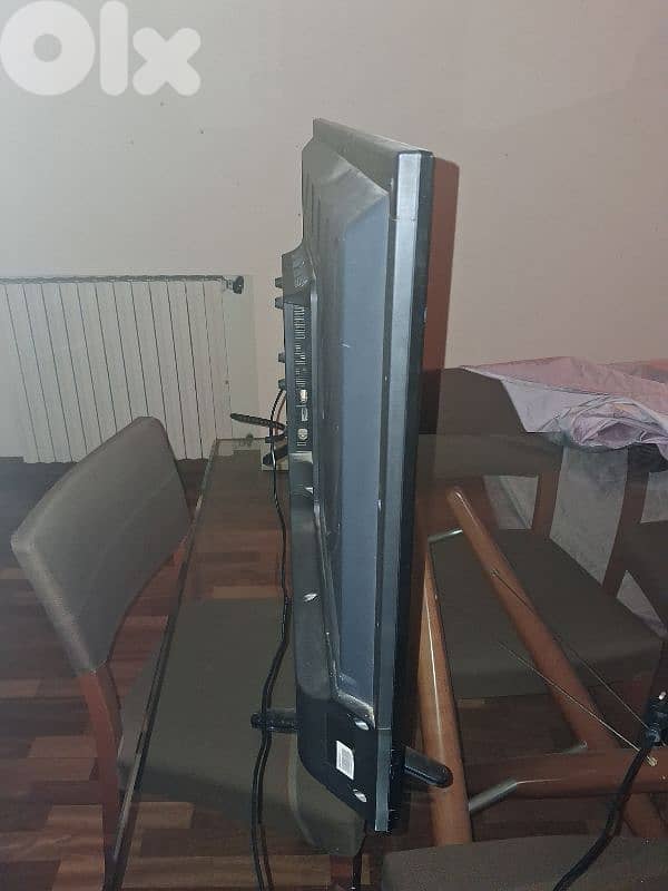 Hisense 40 inch TV 1