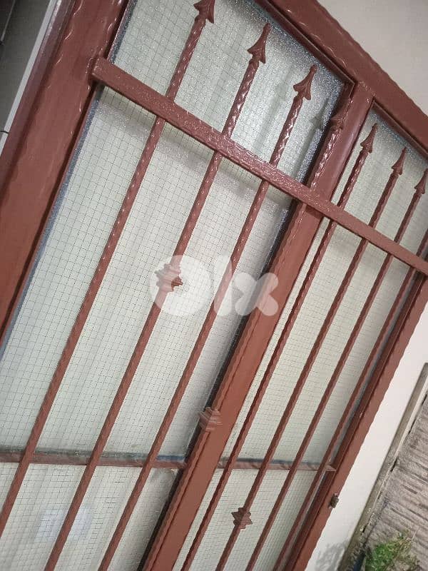 بوابه حديد كامله وجاهزه موجوده عاليه ٢٥٠$ نهايتها 2
