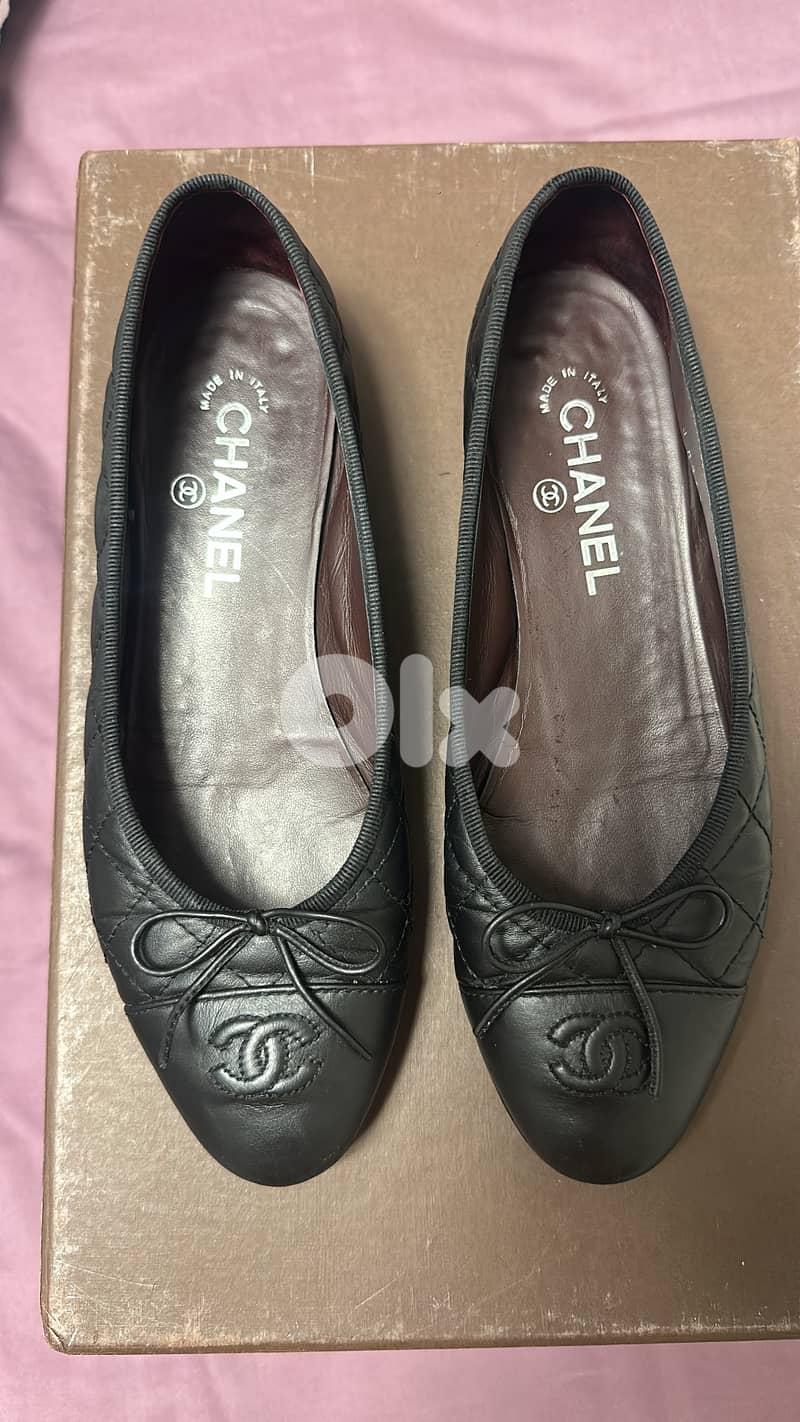 black leather ballerinas 0