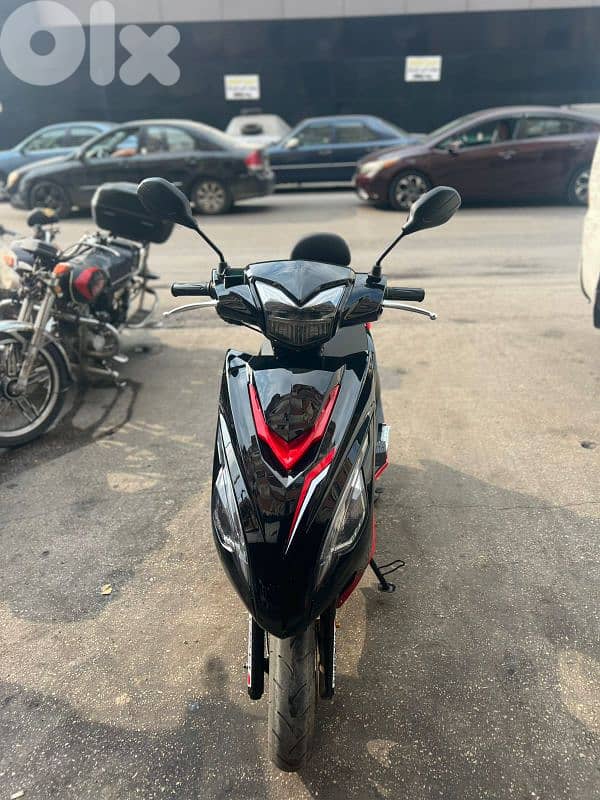 lindy 2025 جديد ماشي ٤٠٠ كلم 1