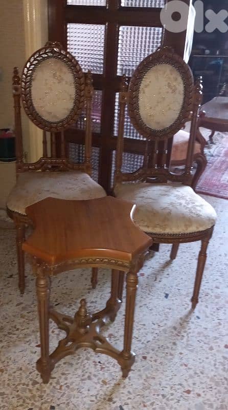 2 Chaises Fauteuil et Table en bois massif sculpté. 0