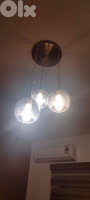 ثريات مع مكتبة مع طاولة. . . . . 0