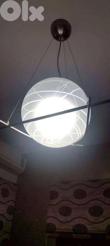 ثريات مع مكتبة مع طاولة. . . . . 1