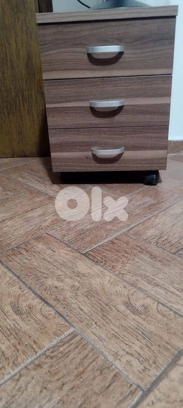 ثريات مع مكتبة مع طاولة. . . . . 3