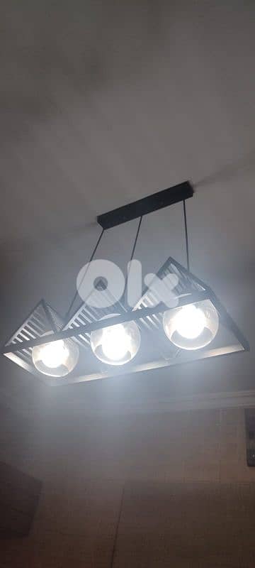 ثريات مع مكتبة مع طاولة. . . . . 18