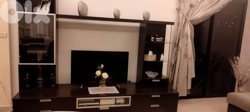 ثريات مع مكتبة مع طاولة. . . . . 19