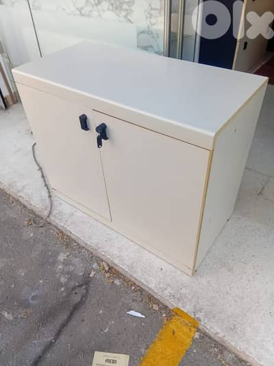 خزانة اوروبي شبه جديد