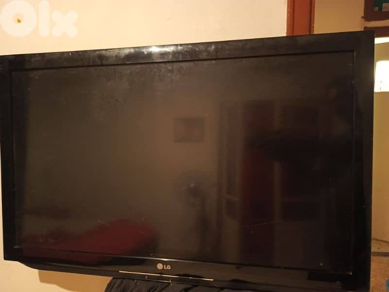 خزانة جيدة جدا خشب باب اول مع تلفزيون LG43و4سجادات 3