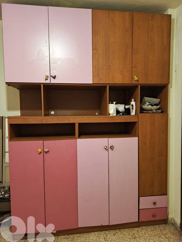 خزانة جيدة جدا خشب باب اول مع تلفزيون LG43و4سجادات 1