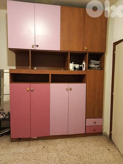 خزانة جيدة جدا خشب باب اول مع تلفزيون LG43و4سجادات