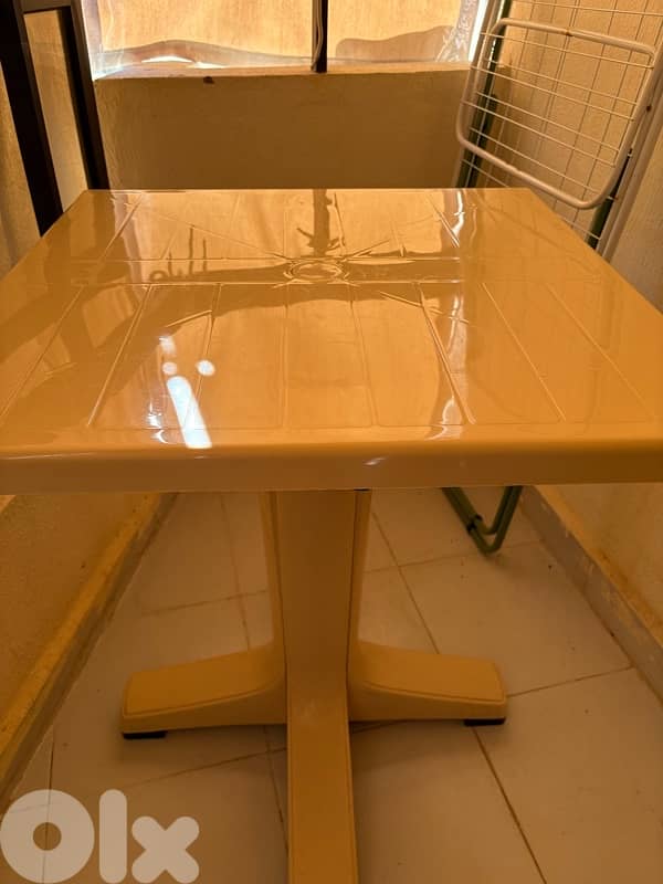 plastic table & 5 chairs 0
