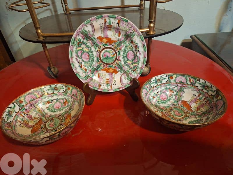 Vintage Famille rose Chinese porcelain round bowl and two plates ,Rare 0