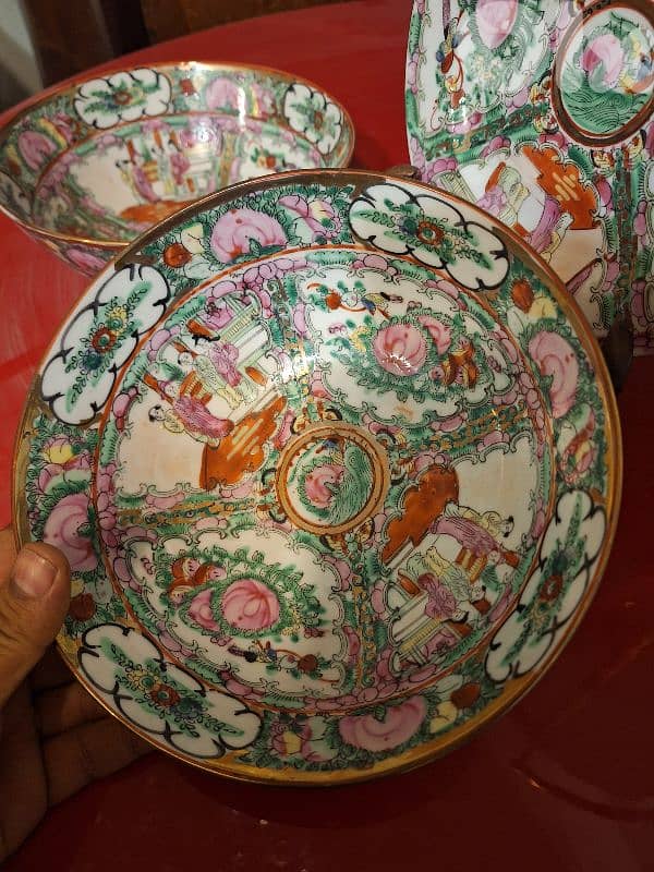 Vintage Famille rose Chinese porcelain round bowl and two plates ,Rare 1