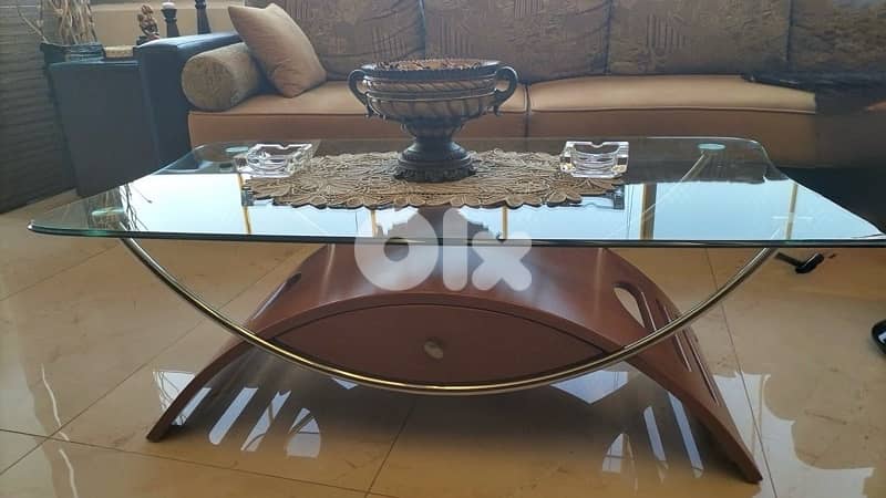 Table and Showcase 0