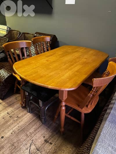 vintage dining table with 4 chairs like new. 320$