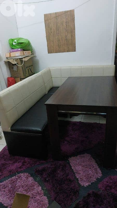 زاوية مع طاولة 1