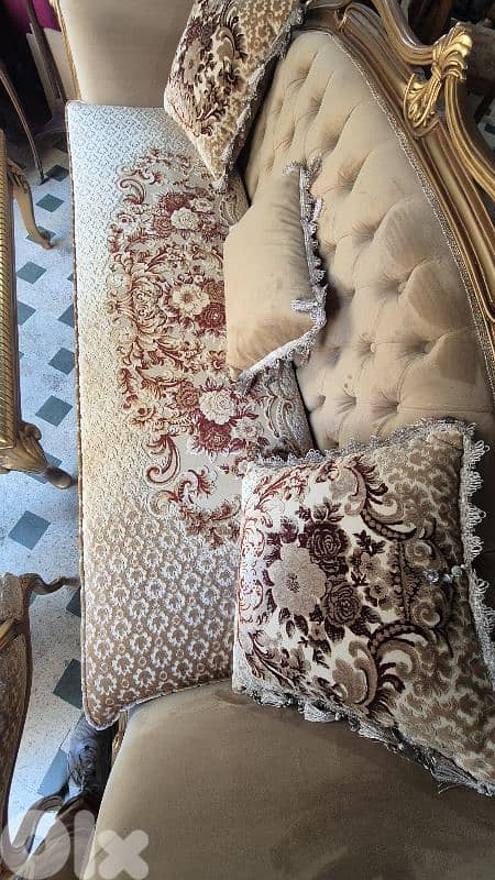 صالون  مع طاولة 1