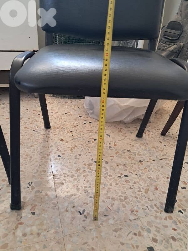 كراسي حديد وجلد كتير مرتبين عدد ٢ 4