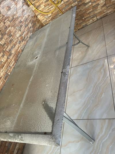 طاولة مع كراسي