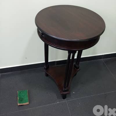 طاولا. زاوية.   خشب