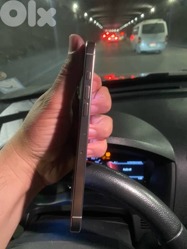 iohone 16 pro max khare2 3