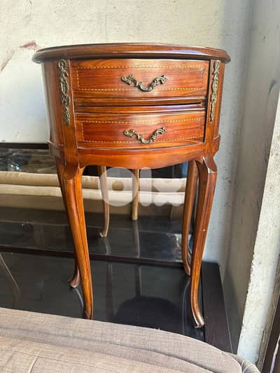 طاولات عدد 3 كتير مرتبين