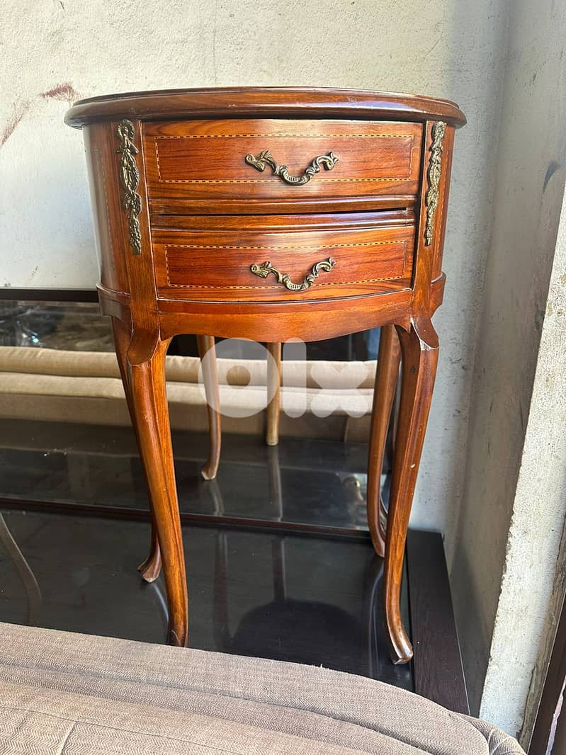 طاولات عدد 3 كتير مرتبين 0