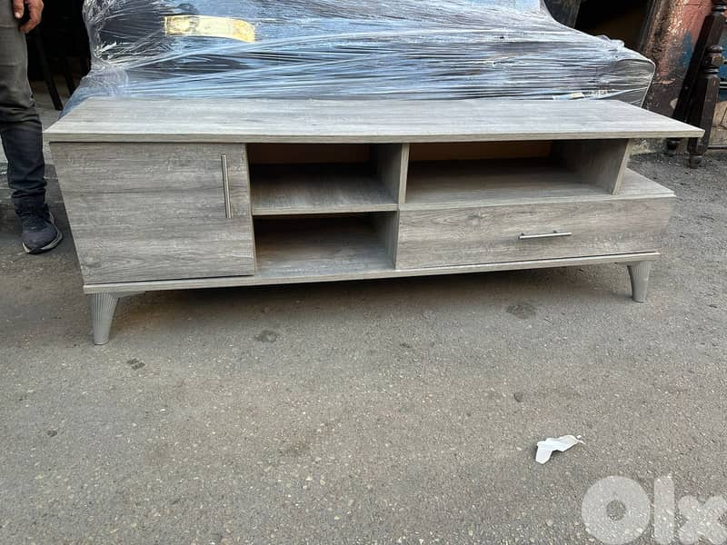 ,طاولة Tv كتير مرتبة ونظيفة 1