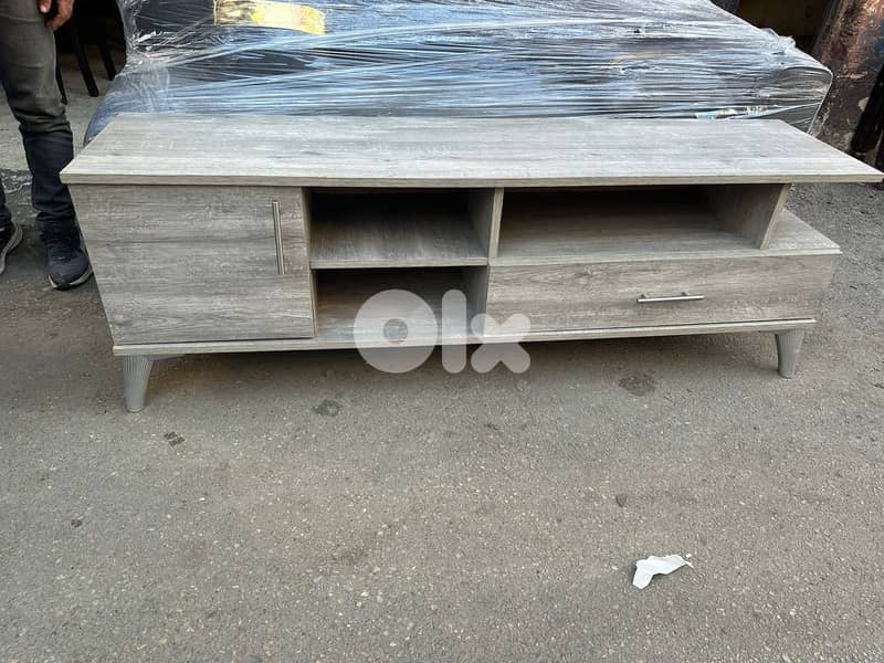 ,طاولة Tv كتير مرتبة ونظيفة 2
