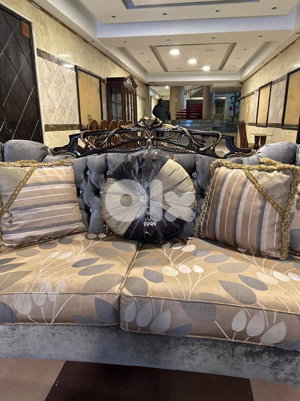 طقم كنبايات حفر خشب زان ثلاث قطع وطاولة 1