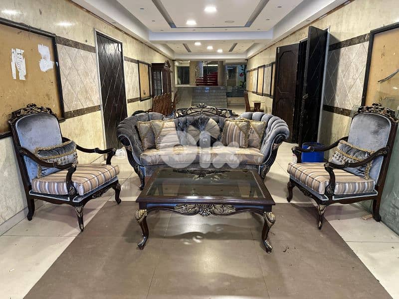 طقم كنبايات حفر خشب زان ثلاث قطع وطاولة 2